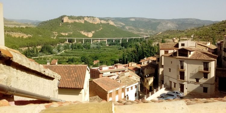 > ALQUILER. Ademuz. Plaza de la Iglesia.