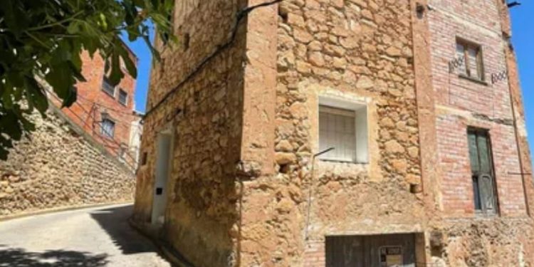 >VENTA. Ademuz. C/ Boticario, 182.