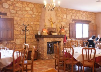 RESTAURANTE LOS CENTENARES DE CASTIELFABIB BUSCA COCINERA. NUEVA OFERTA DE EMPLEO EN EL RINCÓN DE ADEMUZ