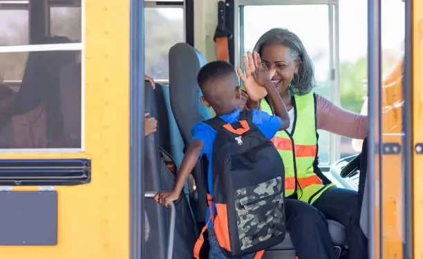 Autocares Discrecionales José Navarro Rubio S.L necesita chófer para transporte escolar en el Rincón de Ademuz