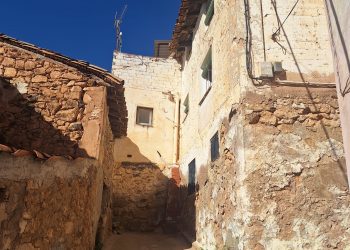 > VENTA. Ademuz. C/ Horno, 46.